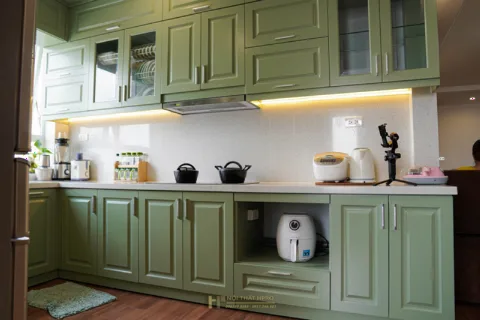 Tủ bếp sơn xanh rêu cổ điển